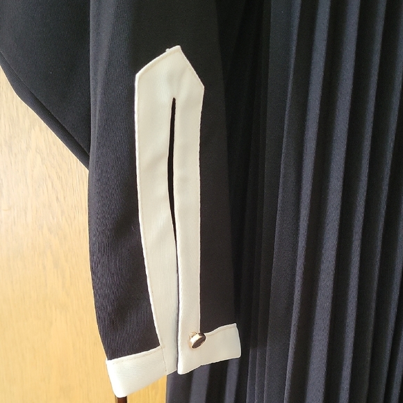 Karen Millen Black and Cream Asymmetrical Dress - Picture 3 of 5